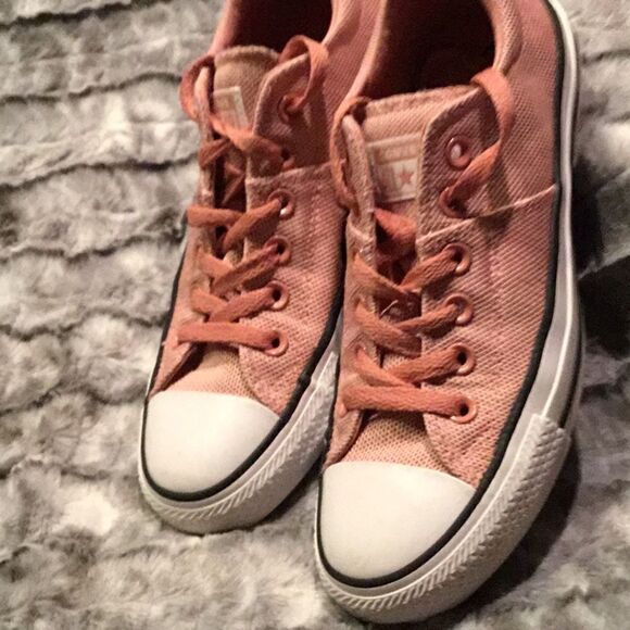 Chuck Taylor Converse - Picture 1 of 5